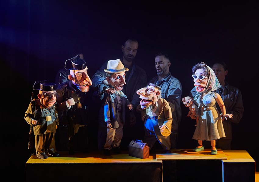 Actores manejando unas marionetas